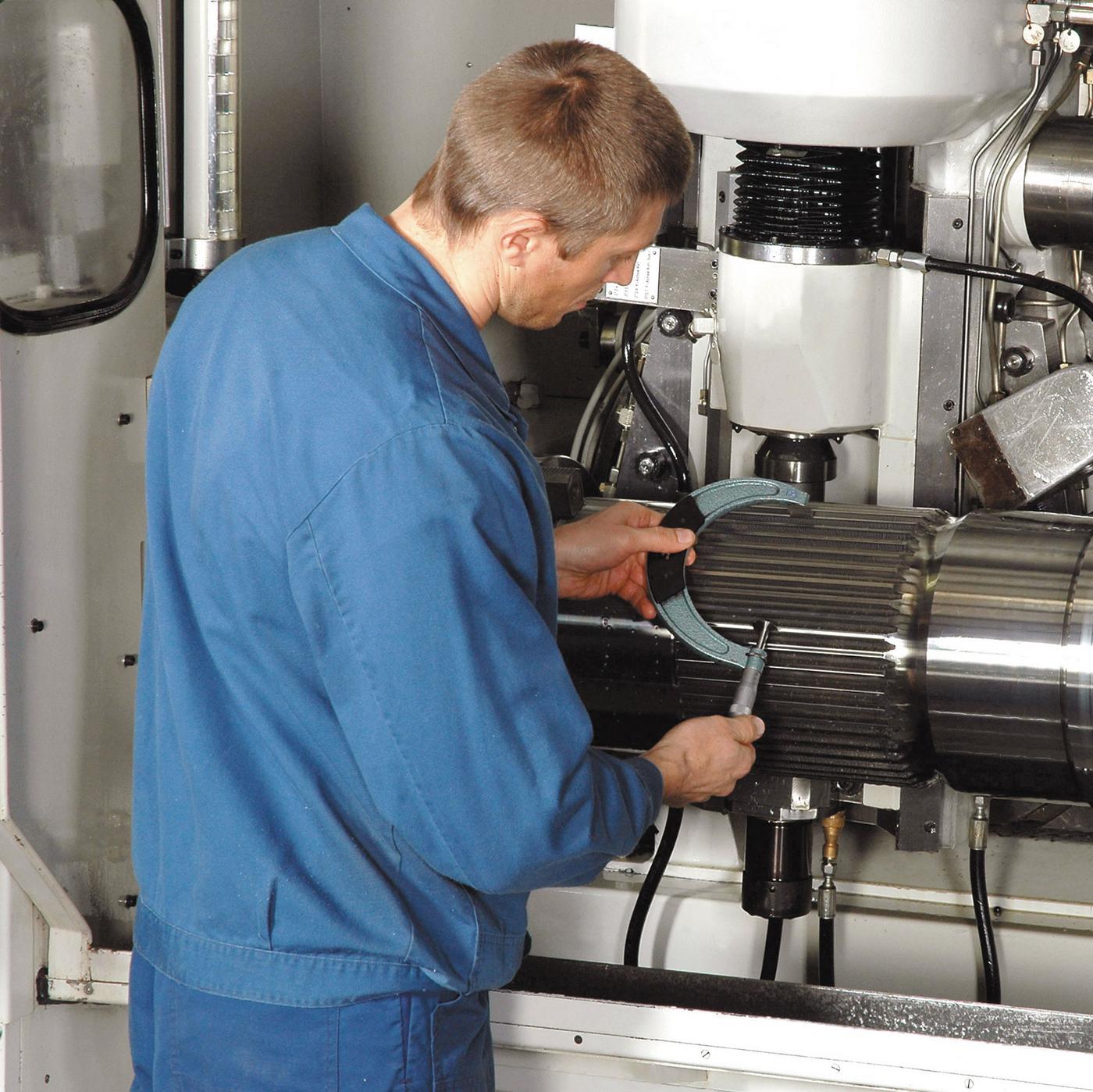 Freesresultaat controleren Werknemer controleert het freesresultaat in de freesmachine
